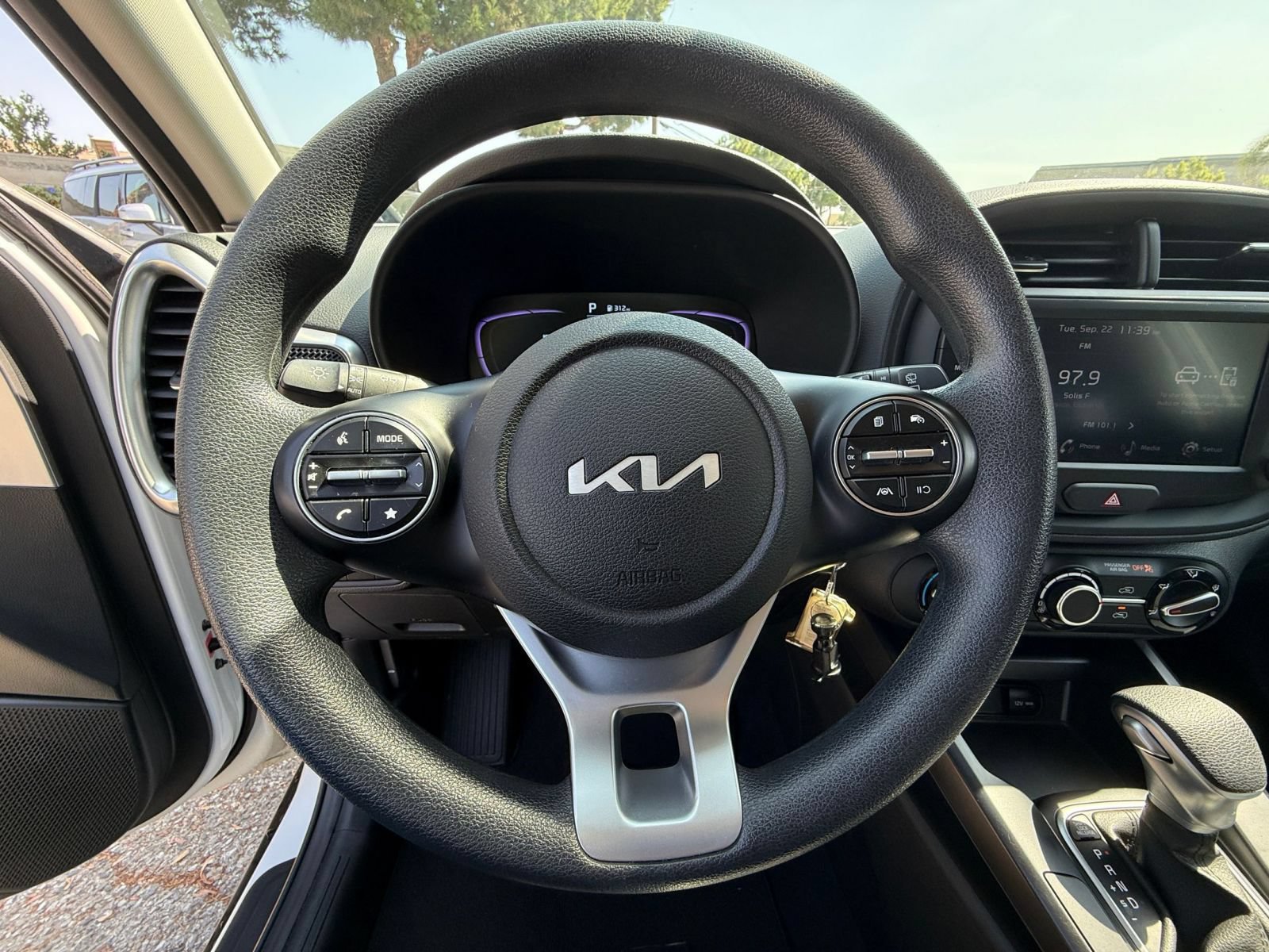 Used 2025 Kia Soul LX w/ LX Technology Package FWD image 24