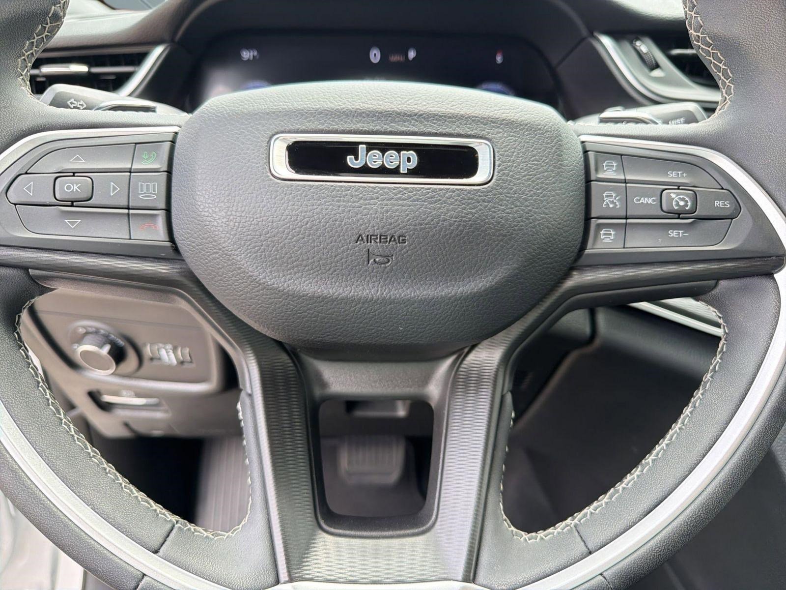Used 2025 Jeep Grand Cherokee Laredo X RWD image 17