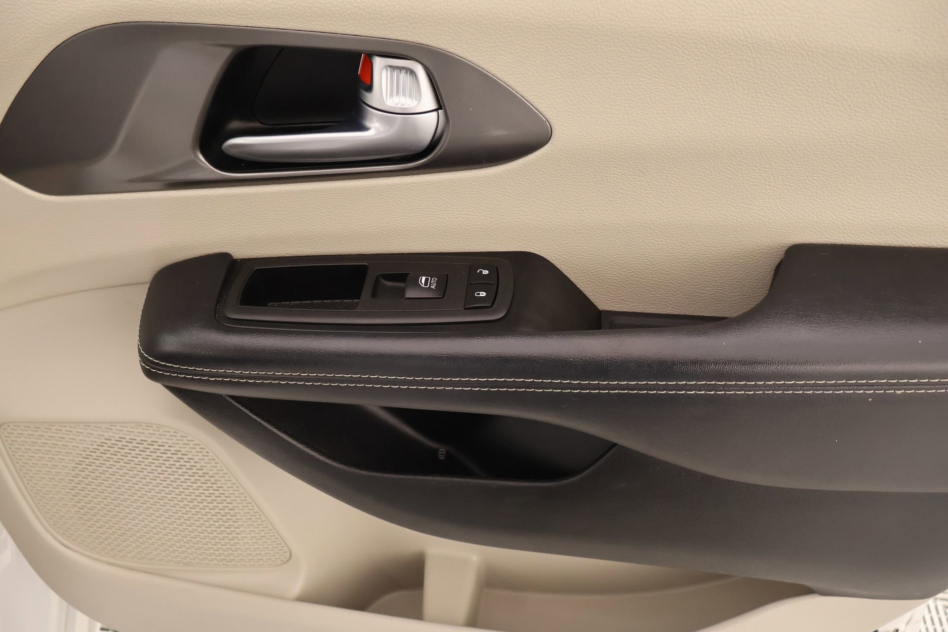 Used 2023 Chrysler Pacifica Touring-L image 15