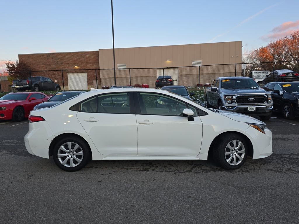 Used 2022 Toyota Corolla LE image 3