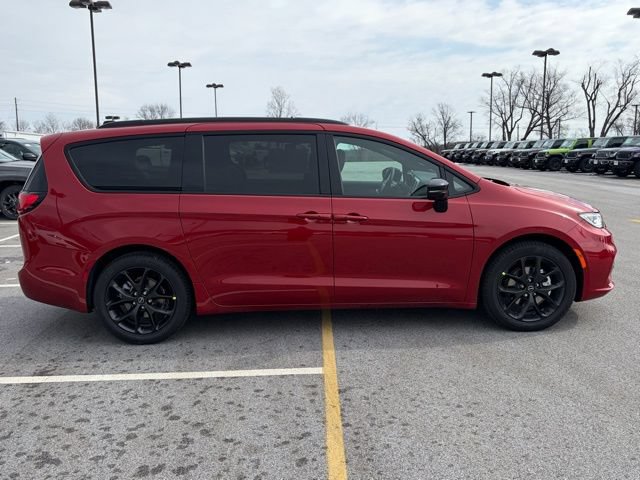 New 2026 Chrysler Pacifica Select w/ S Appearance Package FWD image 9