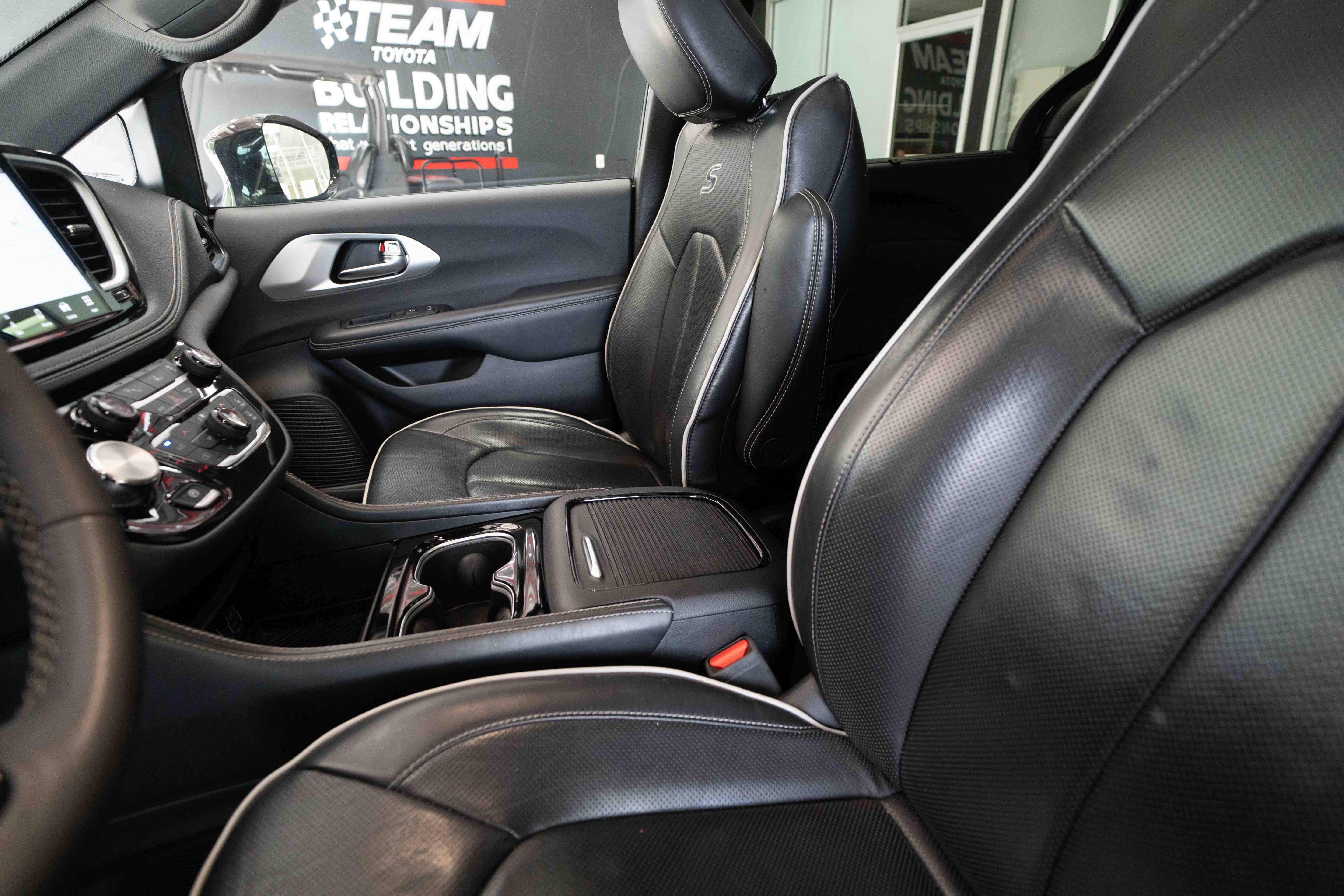Used 2025 Chrysler Pacifica Limited FWD image 10