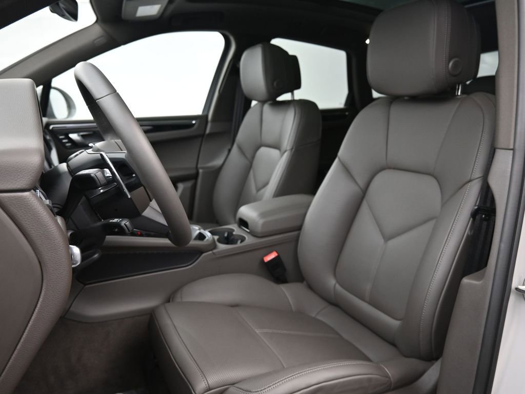 Certified 2026 Porsche Macan Turbo AWD/4WD image 5