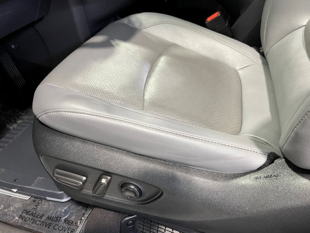 Used 2023 Toyota Sienna Limited image 32