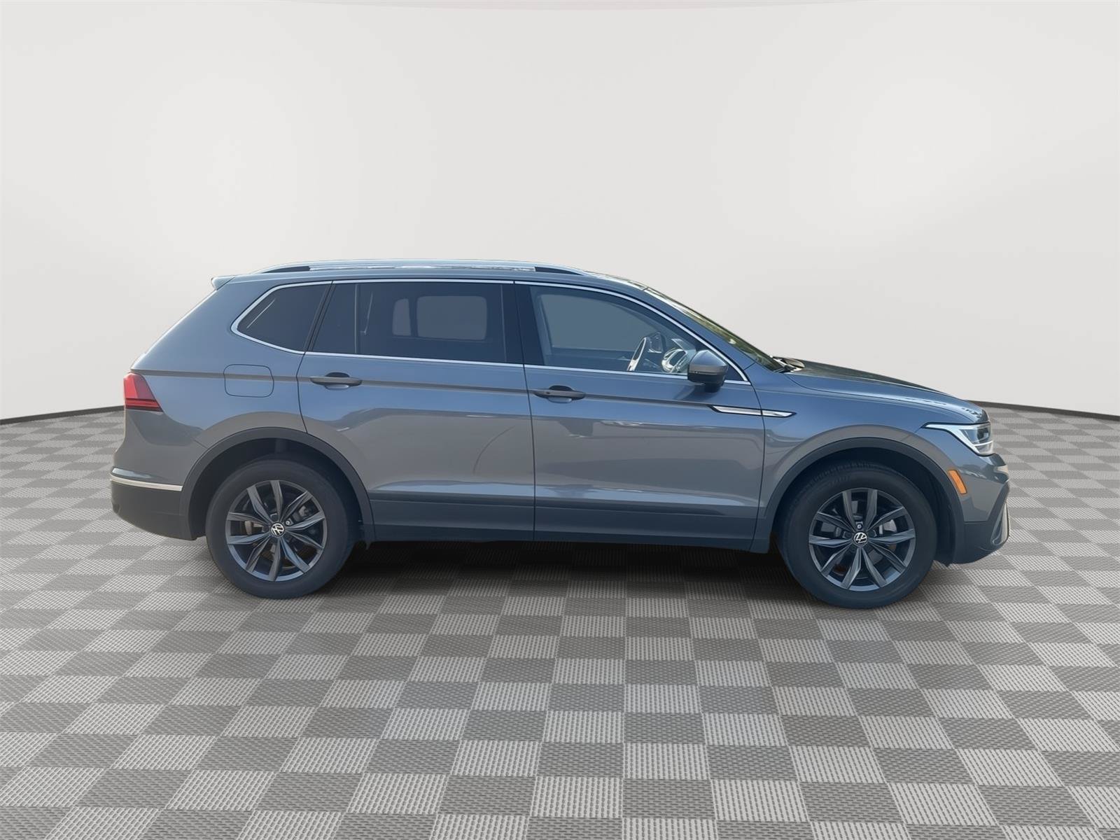 Used 2023 Volkswagen Tiguan SE AWD/4WD image 4