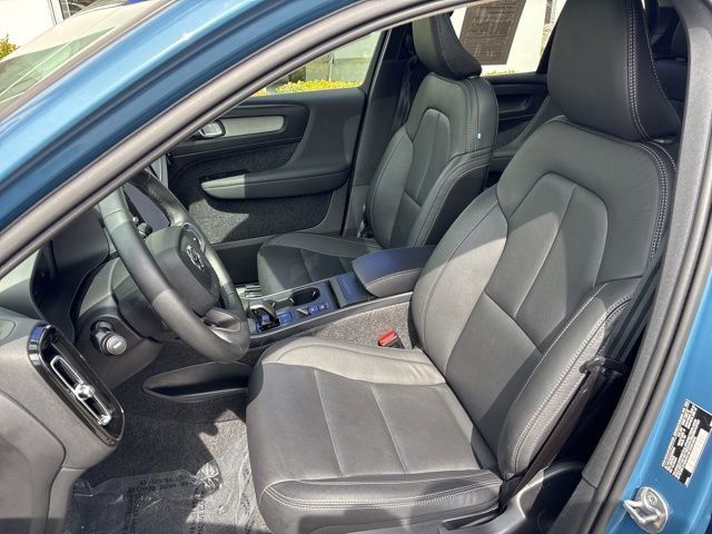 Used 2025 Volvo XC40 B5 Core image 18