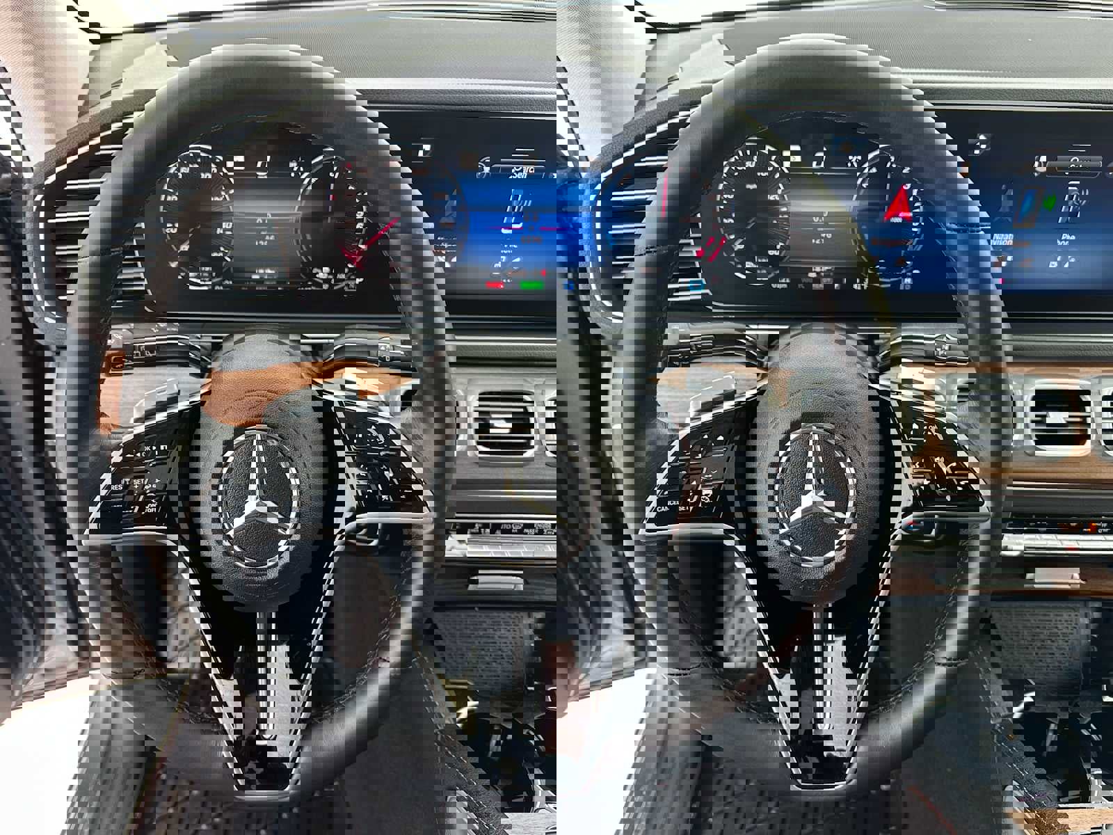 Used 2025 Mercedes-Benz GLE 450e 4MATIC image 23