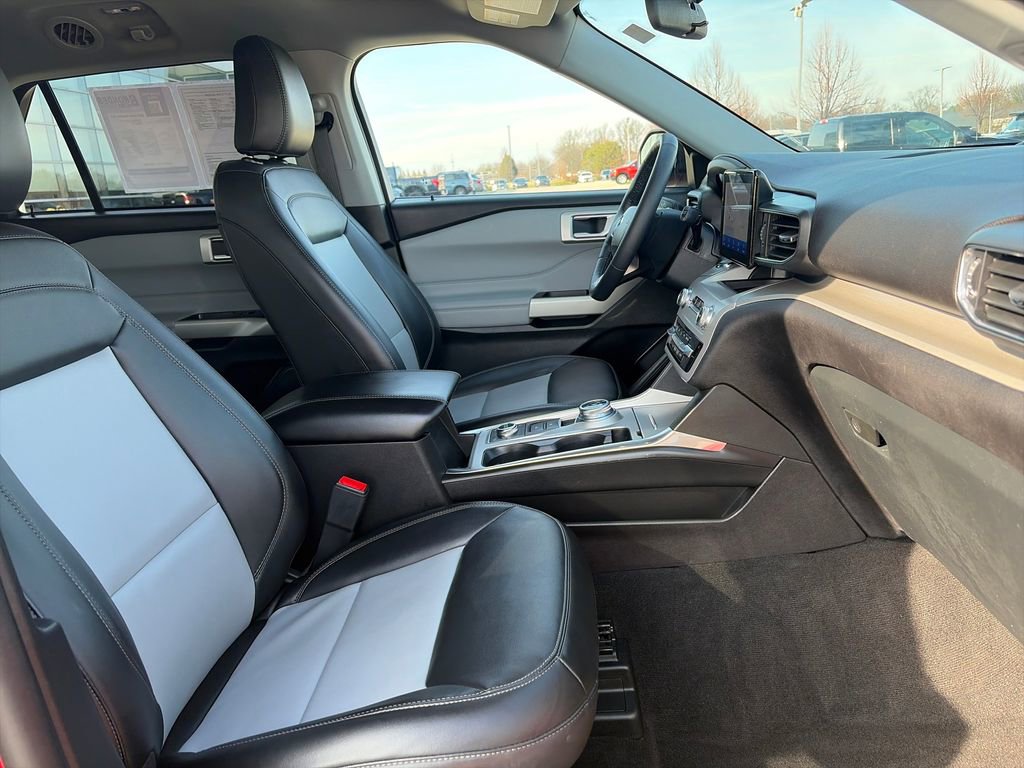 Used 2023 Ford Explorer XLT w/ Equipment Group 202A image 10