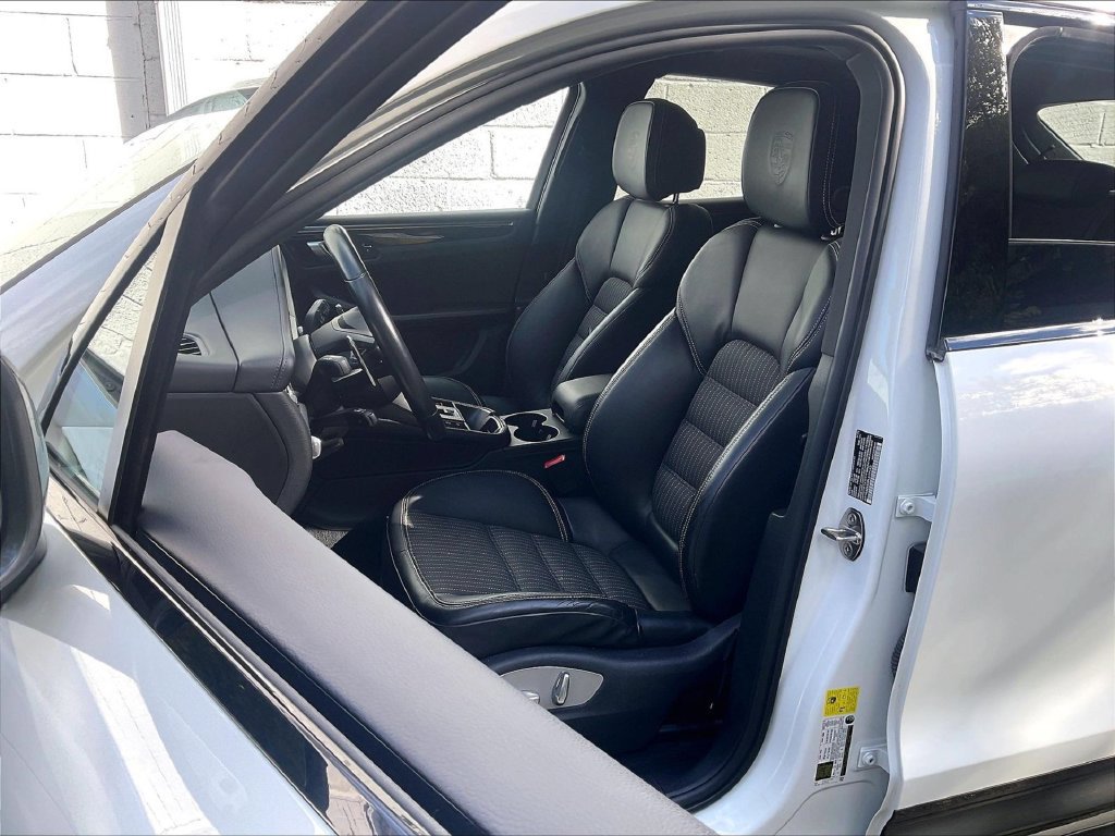 Certified 2023 Porsche Macan Turbo AWD/4WD image 5