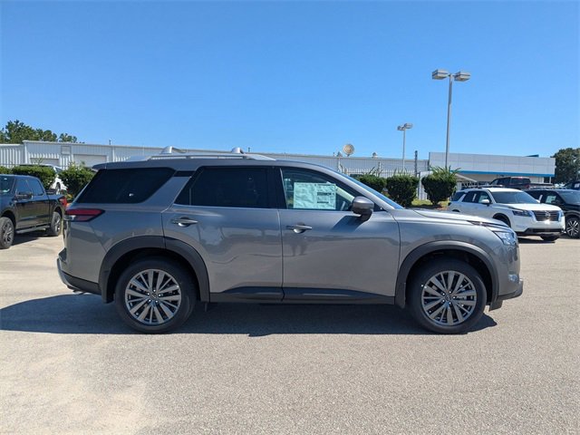 New 2025 Nissan Pathfinder SL image 2
