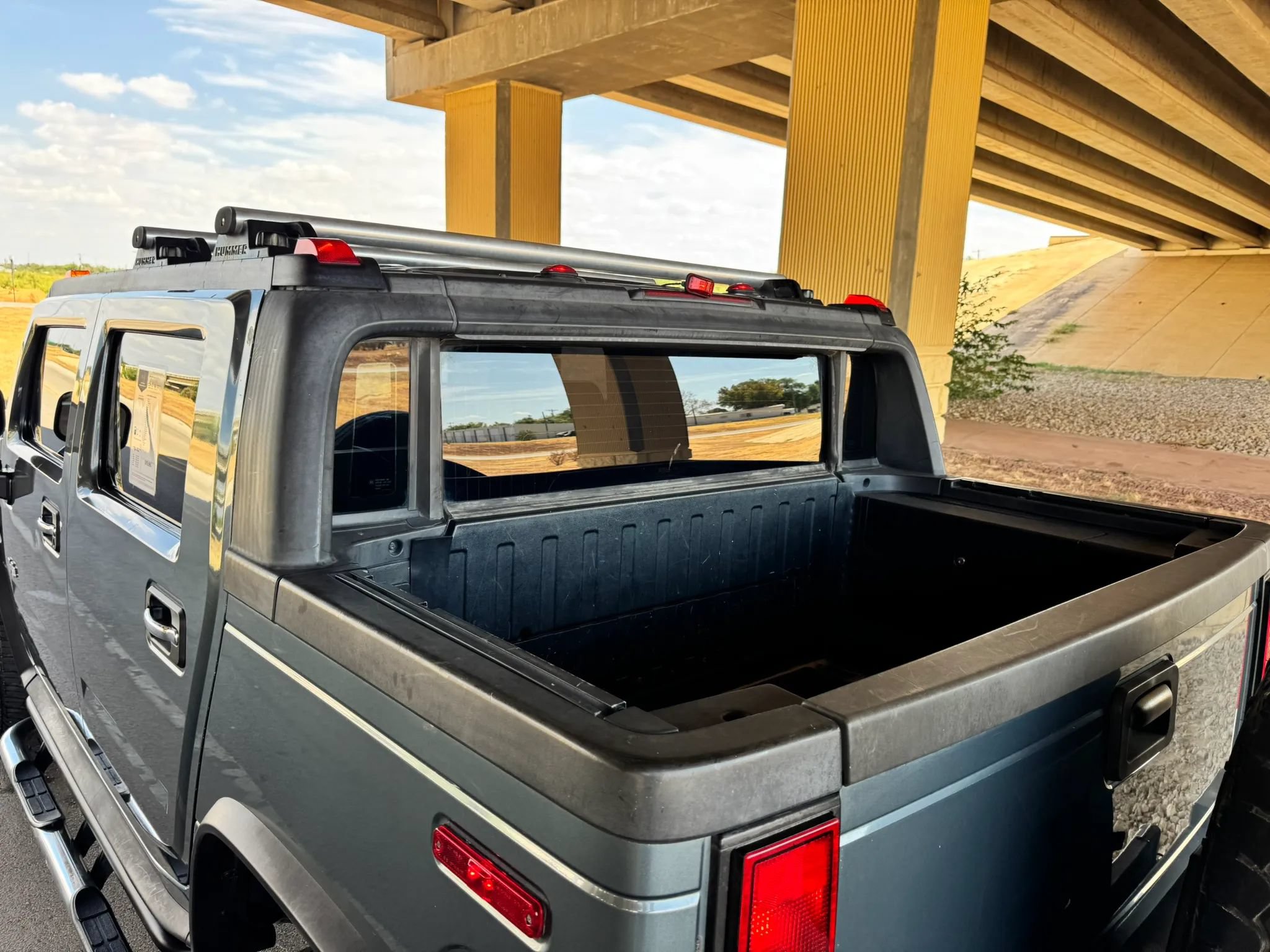 Used 2005 HUMMER H2 SUT w/ Preferred Equipment Group AWD/4WD image 22