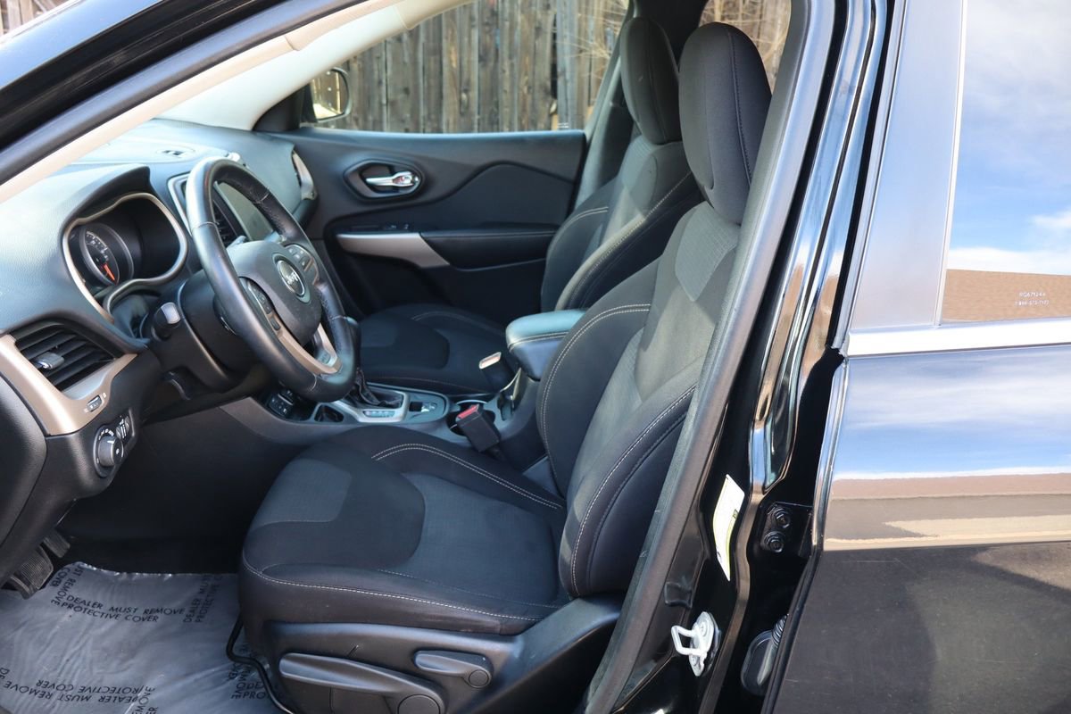 Used 2017 Jeep Cherokee Latitude FWD image 19