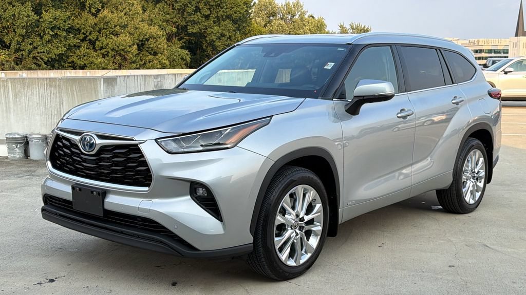 Used 2023 Toyota Highlander Limited AWD/4WD image 2