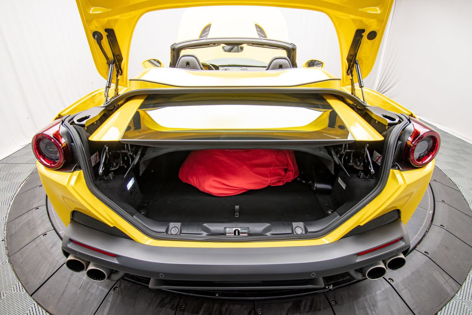 Used 2019 Ferrari Portofino RWD image 47