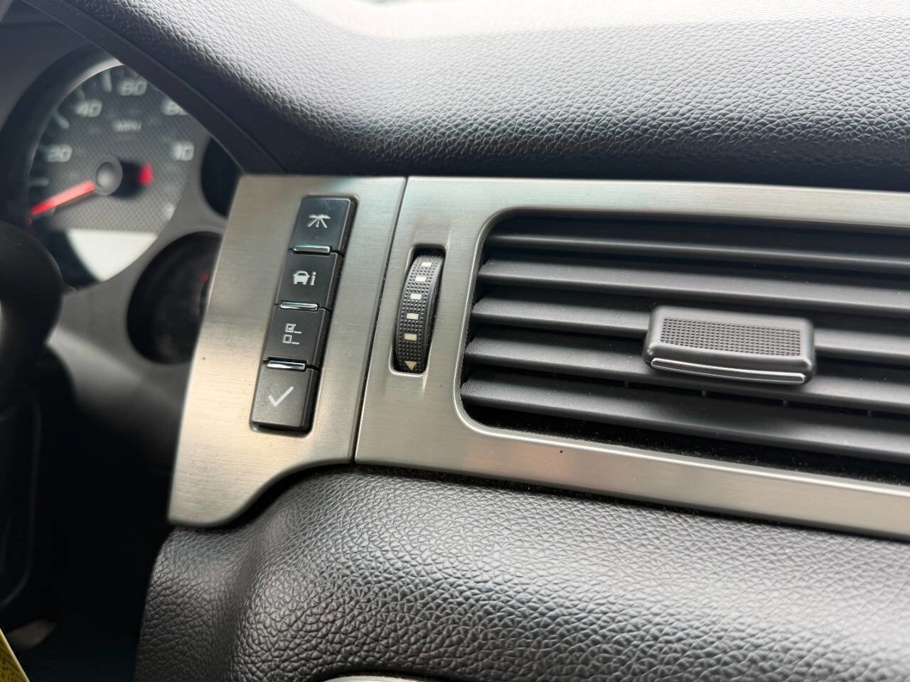 Used 2010 Chevrolet Avalanche LT w/ Luxury Package AWD/4WD image 23