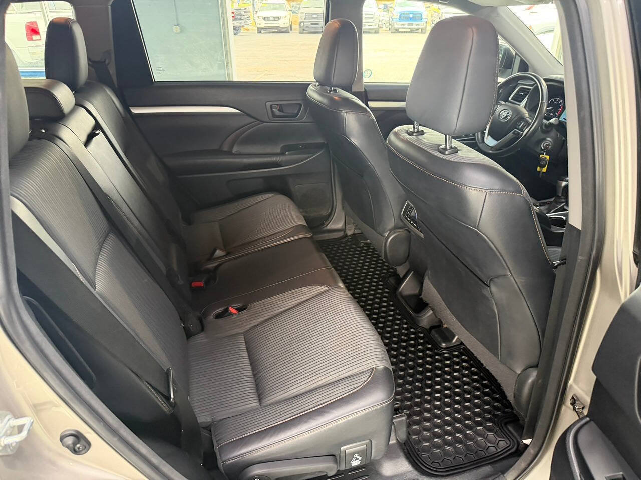 Used 2014 Toyota Highlander LE AWD/4WD image 19