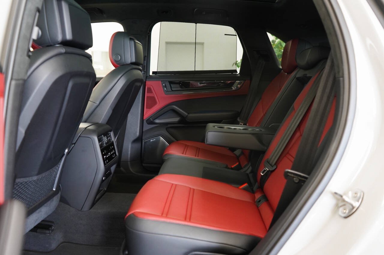 Used 2025 Porsche Cayenne GTS AWD/4WD image 70