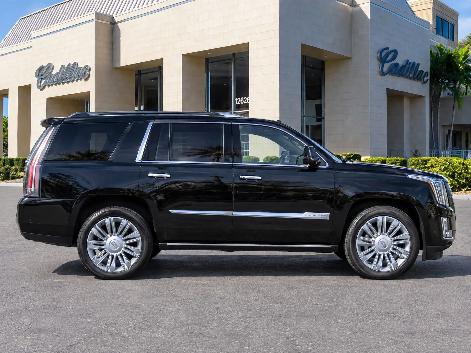 Used 2018 Cadillac Escalade Platinum AWD/4WD image 8