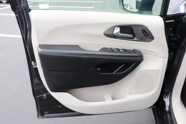 Used 2023 Chrysler Pacifica Touring-L image 10