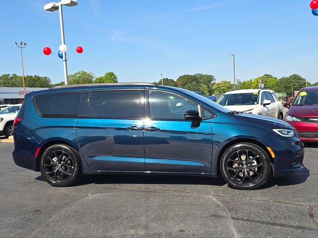 Used 2025 Chrysler Pacifica Limited FWD image 2