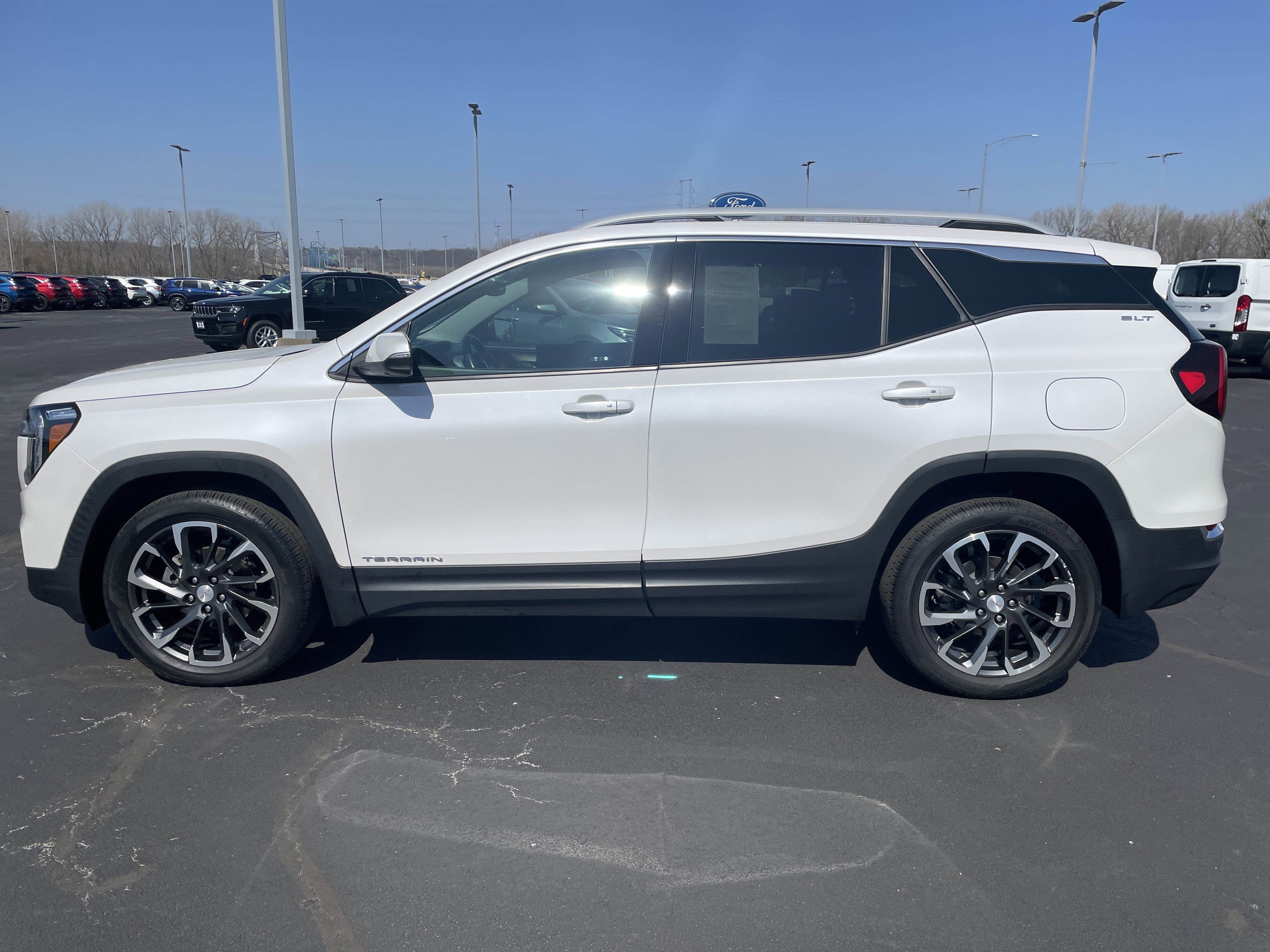 Used 2022 GMC Terrain SLT w/ Infotainment Package II image 2