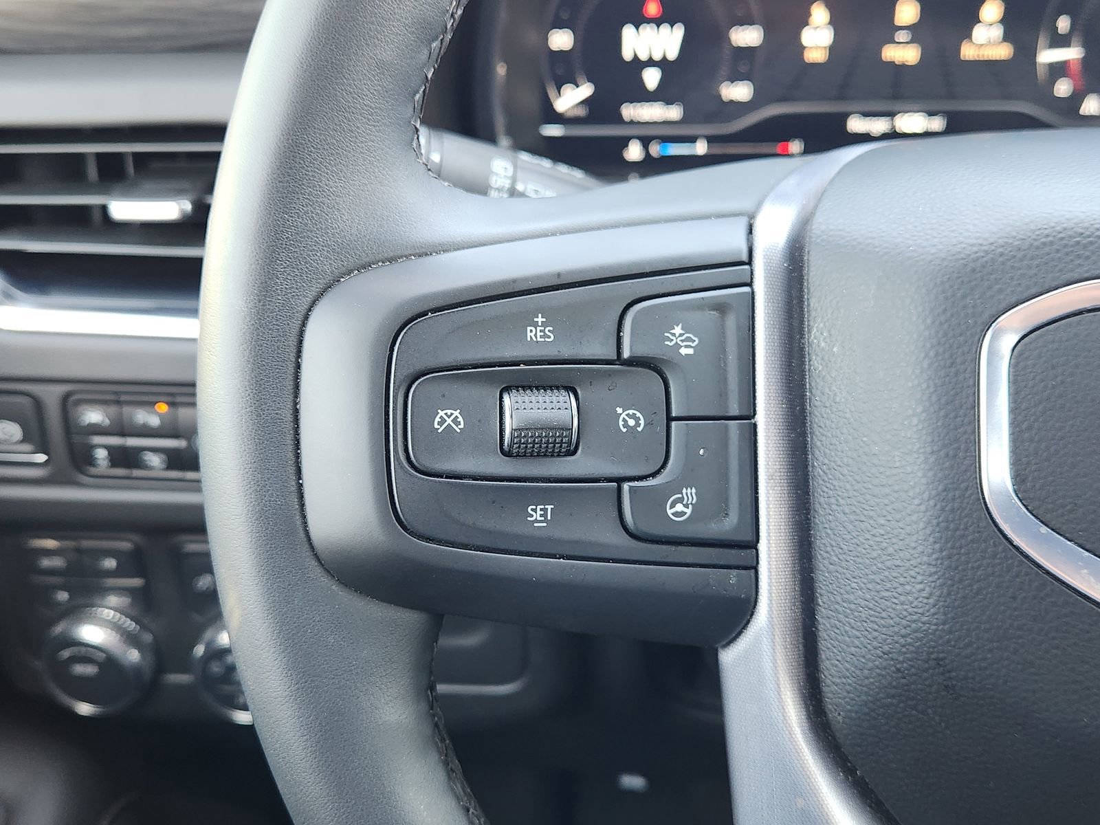 Used 2024 GMC Yukon SLT w/ SLT Premium Package image 32