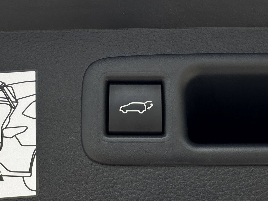 Used 2024 Toyota Highlander XLE AWD/4WD image 30