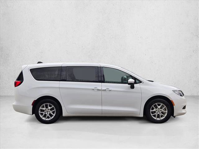 Used 2023 Chrysler Voyager LX FWD image 4