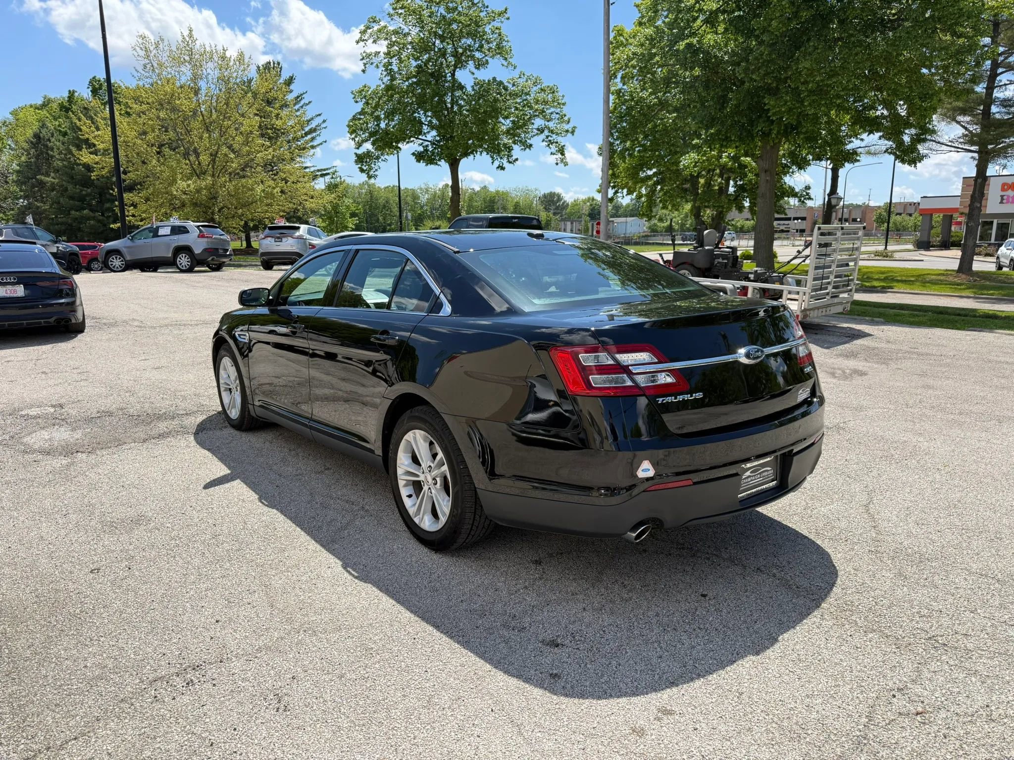 Used 2018 Ford Taurus SEL FWD image 5