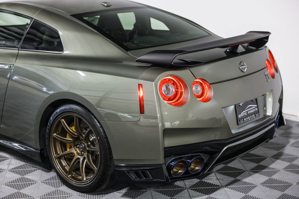 Used 2021 Nissan GT-R Premium image 17