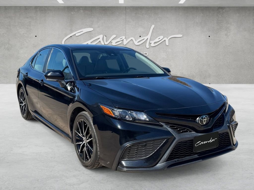 Used 2022 Toyota Camry SE image 2
