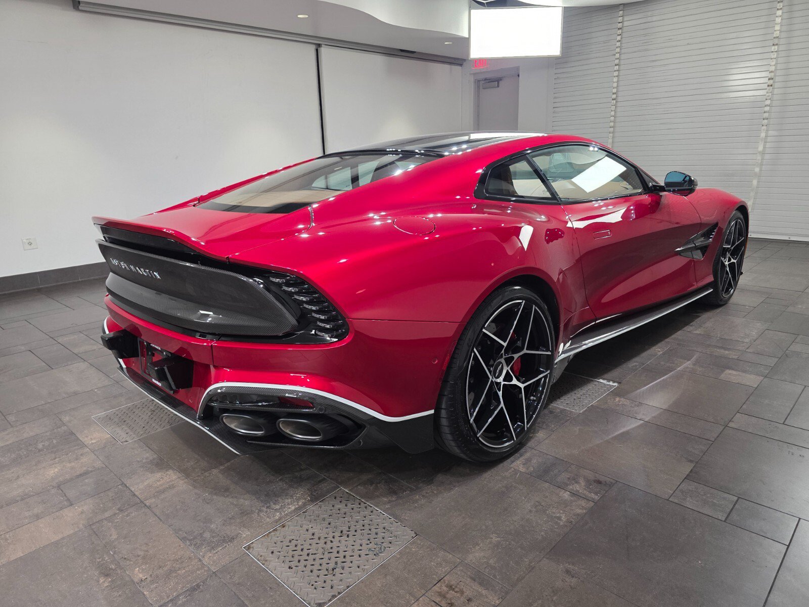 Used 2025 Aston Martin Vanquish RWD image 31