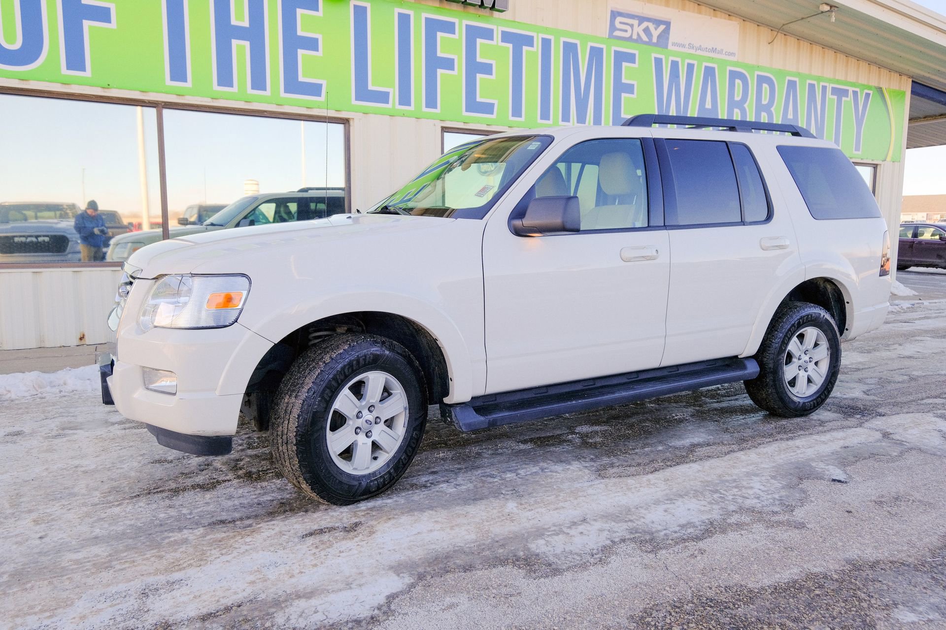 Used 2010 Ford Explorer XLT image 2