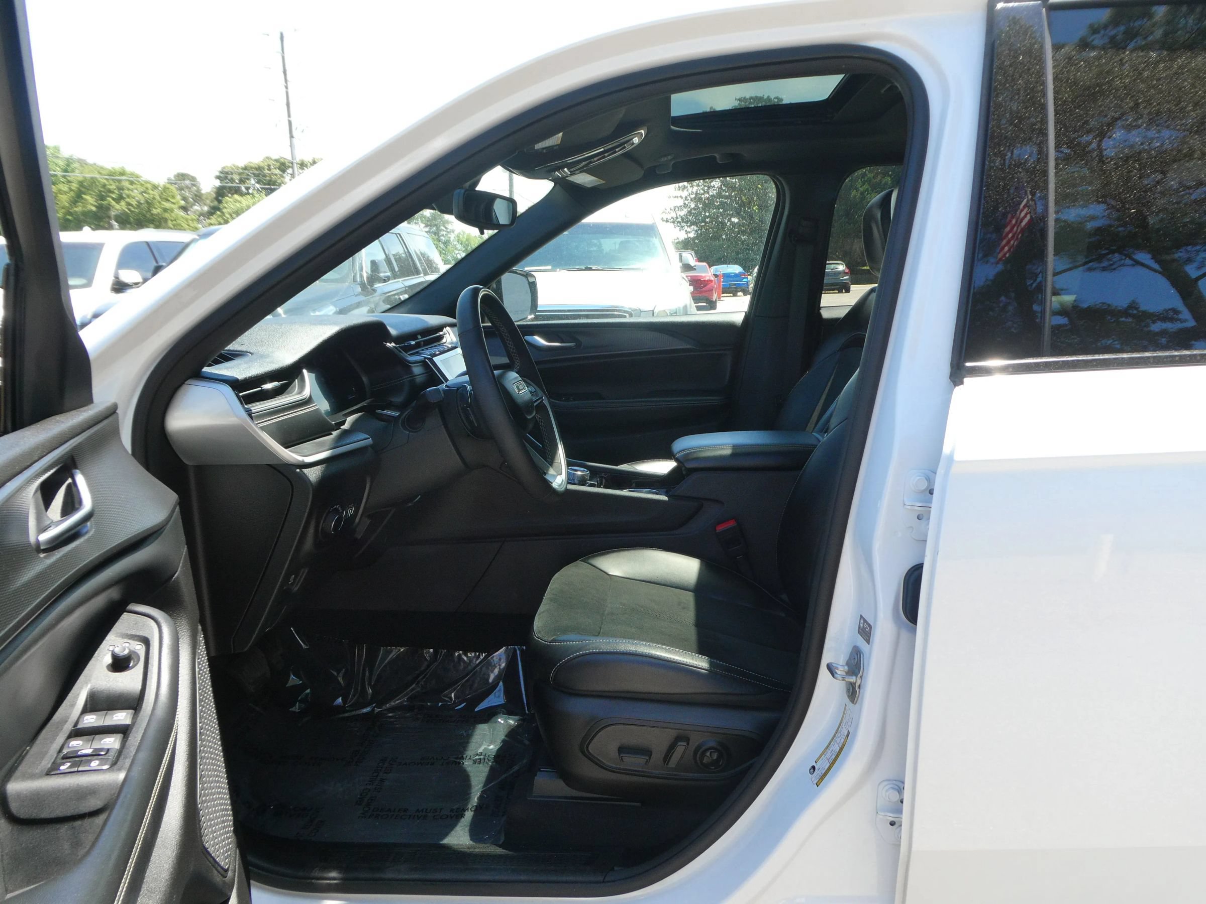 Used 2023 Jeep Grand Cherokee Altitude AWD/4WD image 14