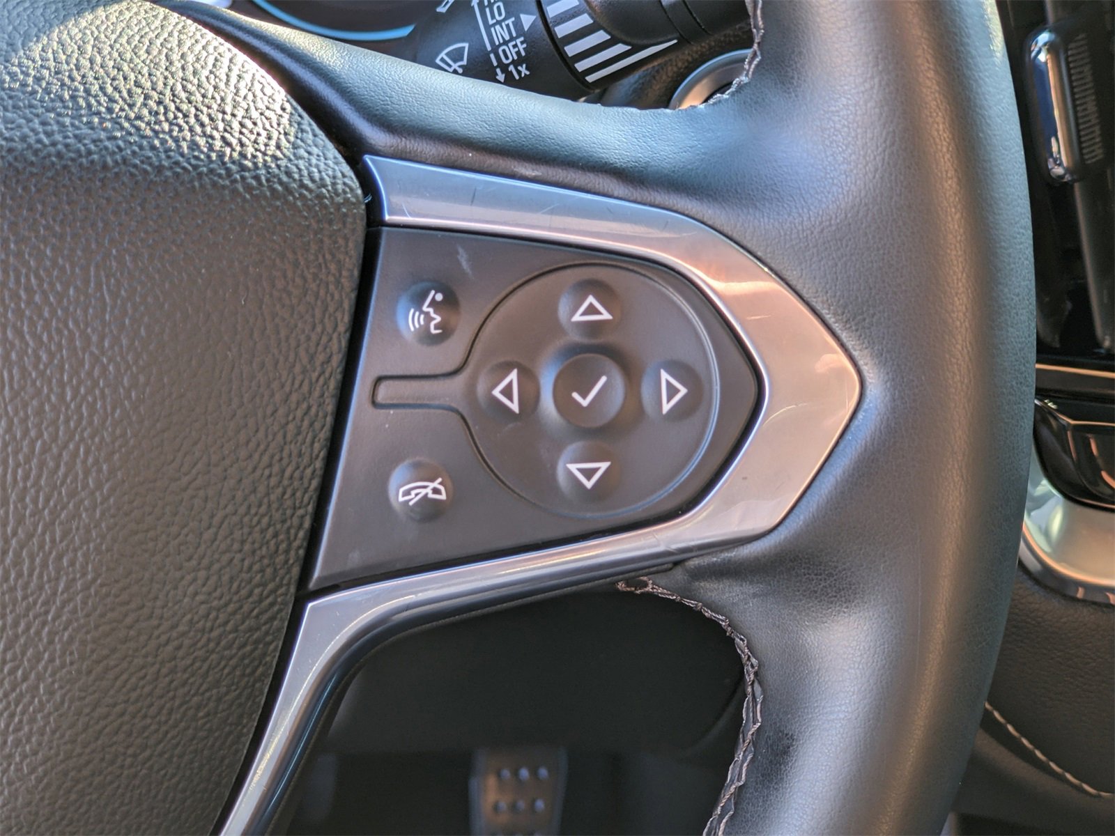 Used 2023 Chevrolet Traverse LT image 30