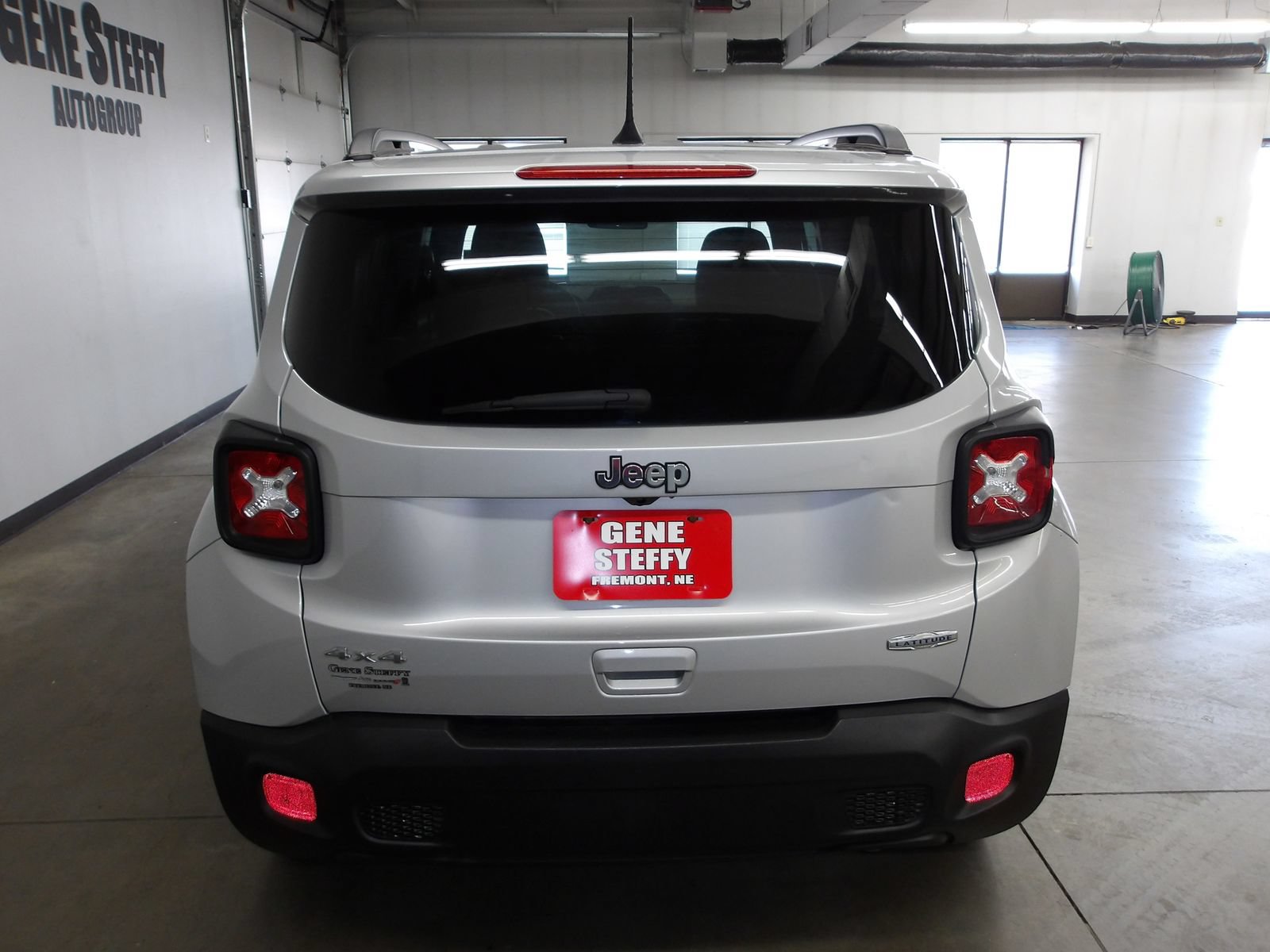 Used 2018 Jeep Renegade Latitude w/ Cold Weather Group AWD/4WD image 6