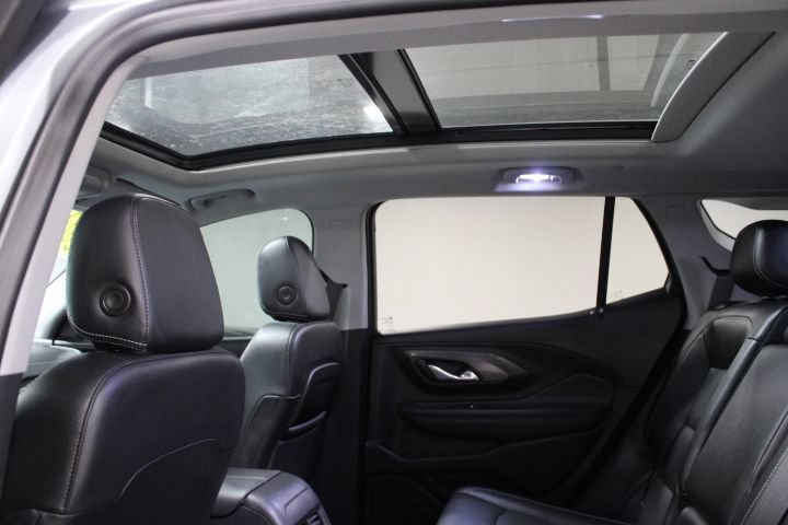Used 2024 GMC Terrain SLT w/ Tech Package AWD/4WD image 3