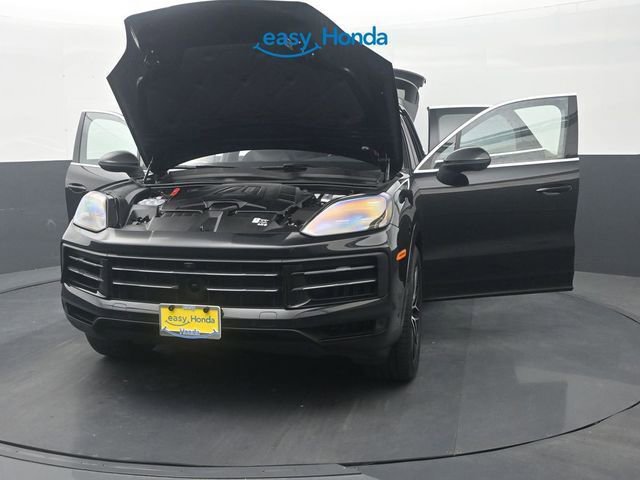 Used 2025 Porsche Cayenne image 37