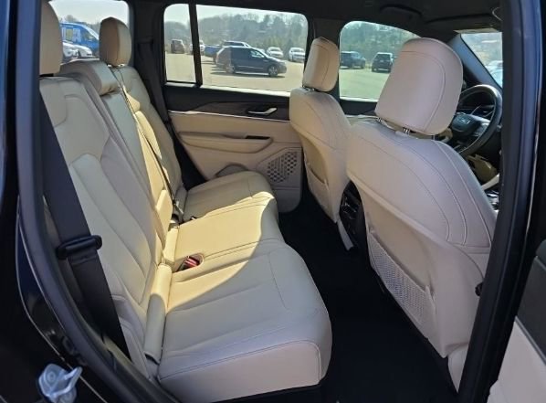 Used 2023 Jeep Grand Cherokee Limited image 31