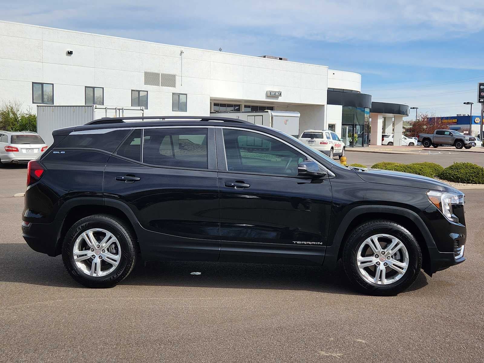 Used 2024 GMC Terrain SLE w/ Driver Convenience Package image 2