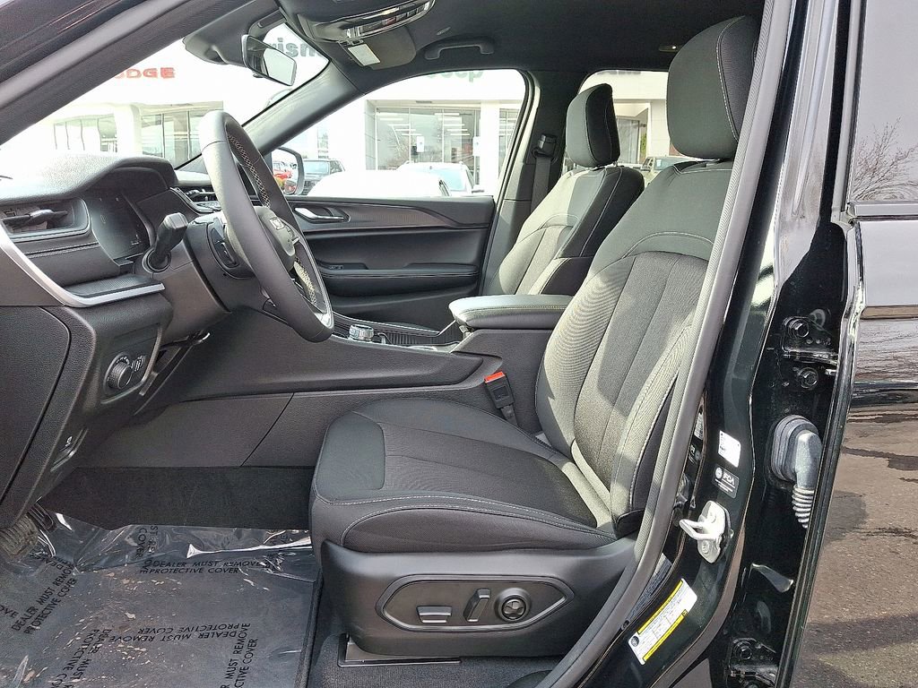Used 2025 Jeep Grand Cherokee Laredo image 13
