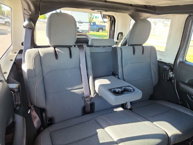 Used 2025 Jeep Wrangler Unlimited Sahara AWD/4WD image 31