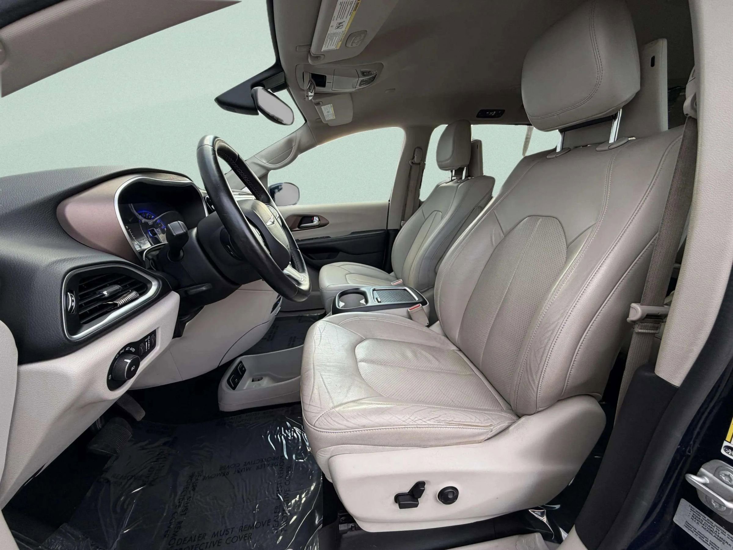 Used 2017 Chrysler Pacifica Touring-L Plus w/ Tire & Wheel Group image 11