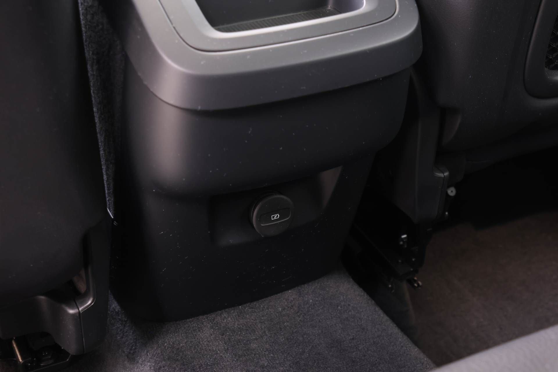 Certified 2024 Volvo XC60 B5 Plus w/ Protection Package Premier image 25