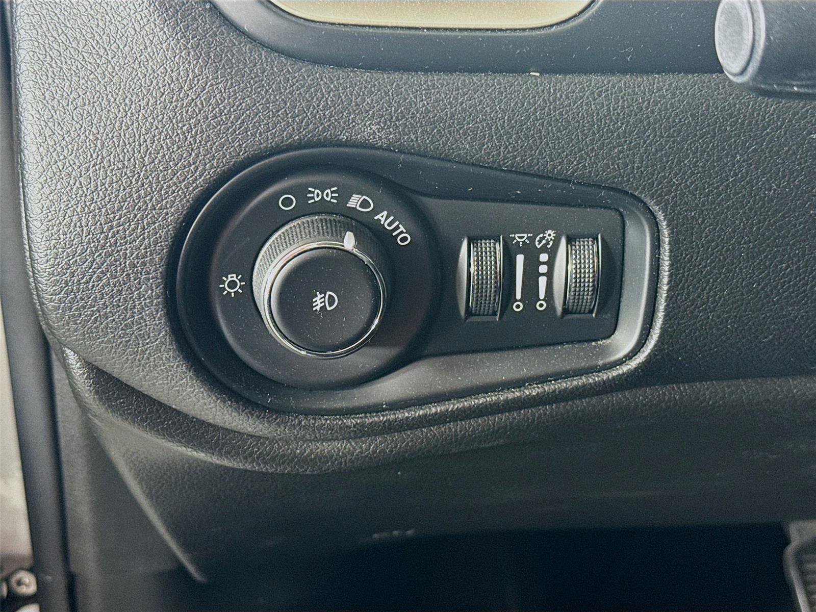 Used 2017 Jeep Renegade Limited FWD image 7