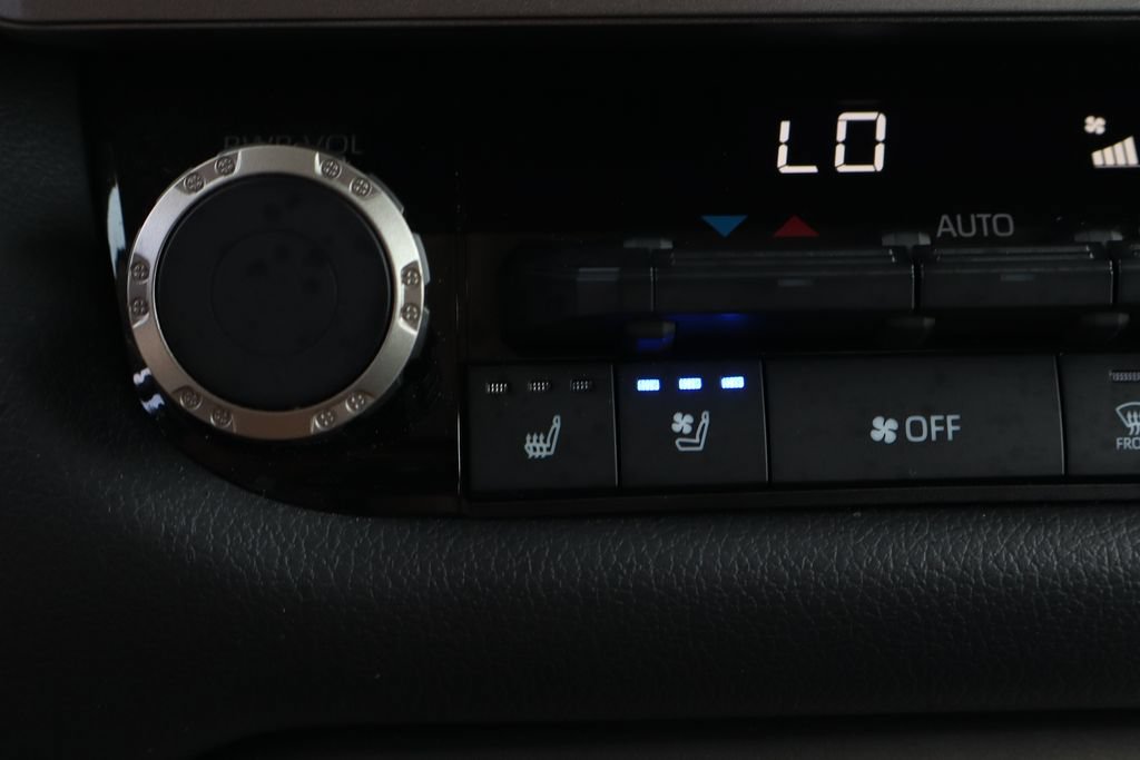 Used 2024 Toyota Tundra Limited AWD/4WD image 40