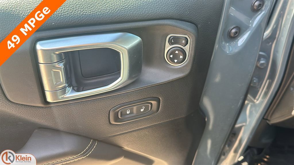 Used 2025 Jeep Wrangler Unlimited Sahara w/ Safety Group image 13