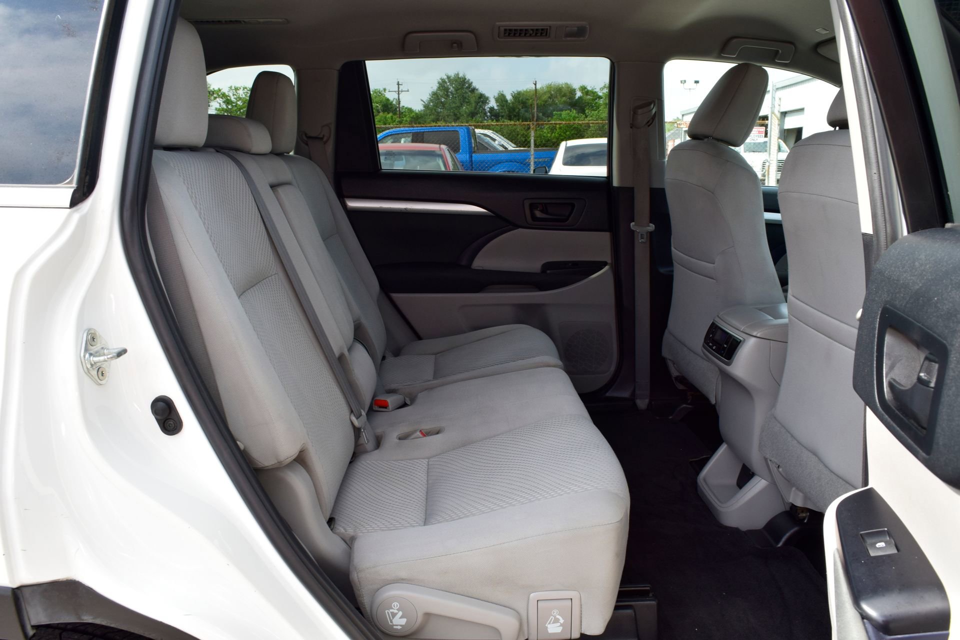 Used 2019 Toyota Highlander LE FWD image 24