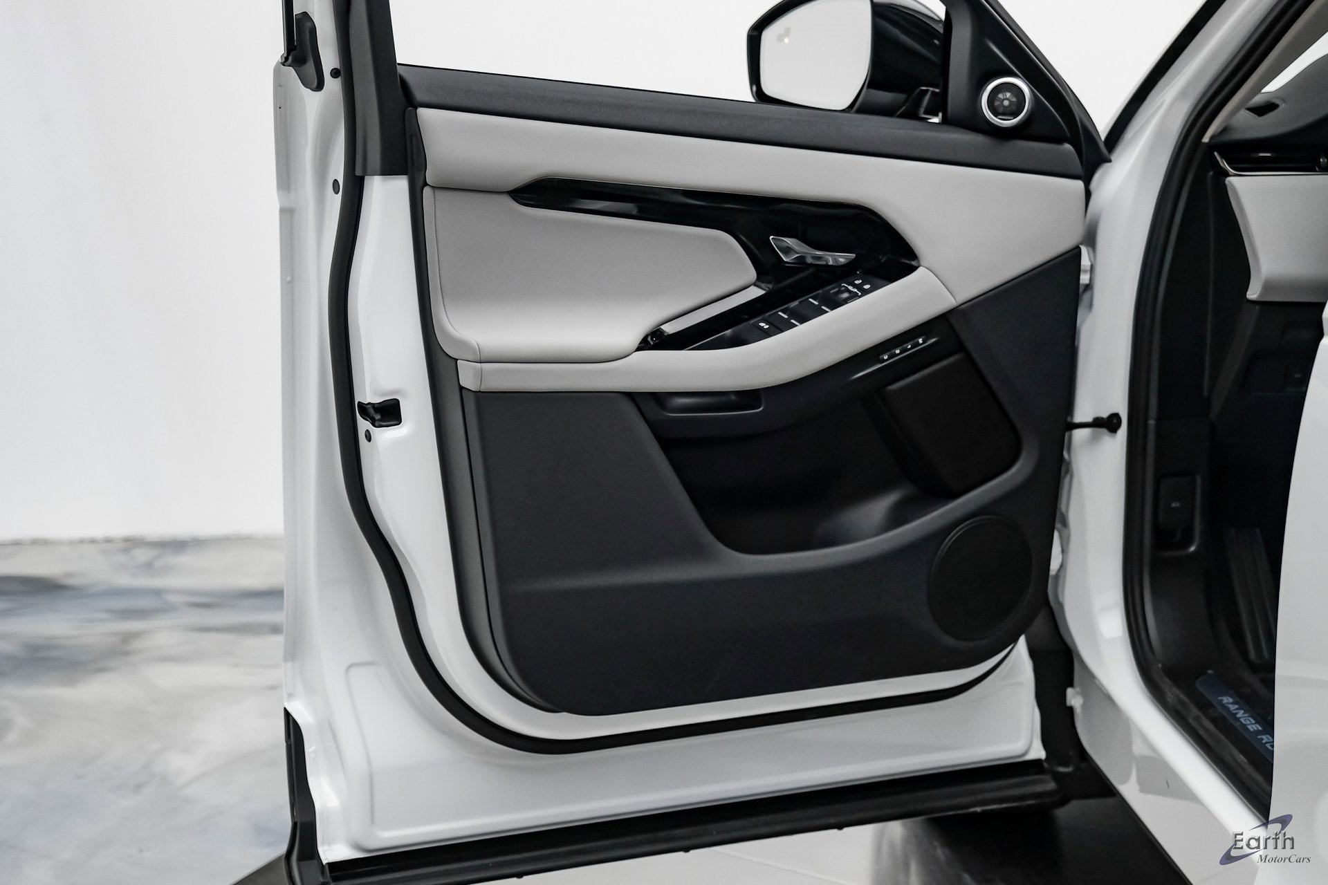 Used 2024 Land Rover Range Rover Evoque Dynamic SE image 74