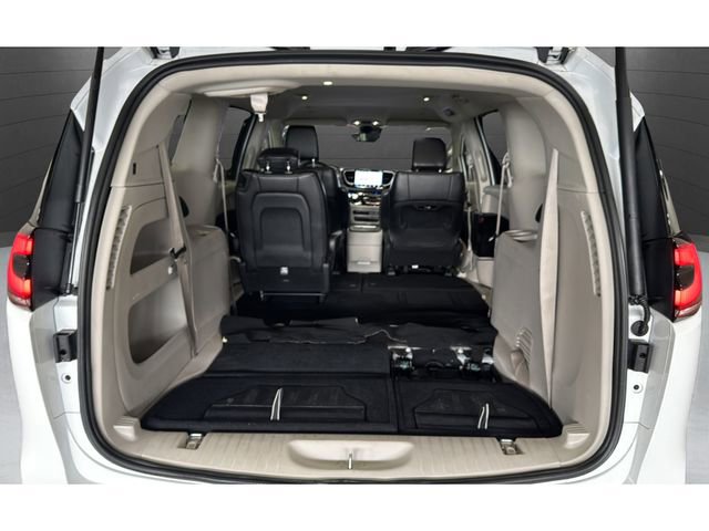 Used 2024 Chrysler Pacifica Touring-L image 27
